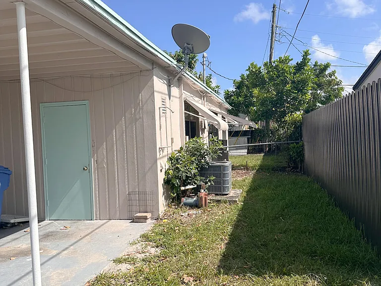 100 NW 52nd St — Photo 17