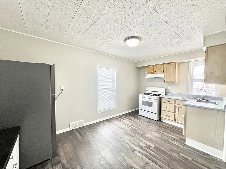 921 W Grand Ave — Photo 13