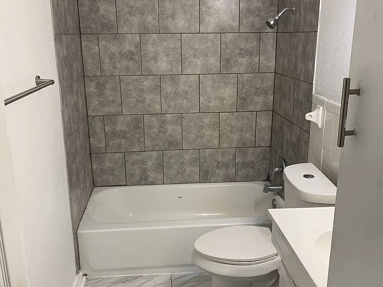 Parkwood Apartment — Photo 11