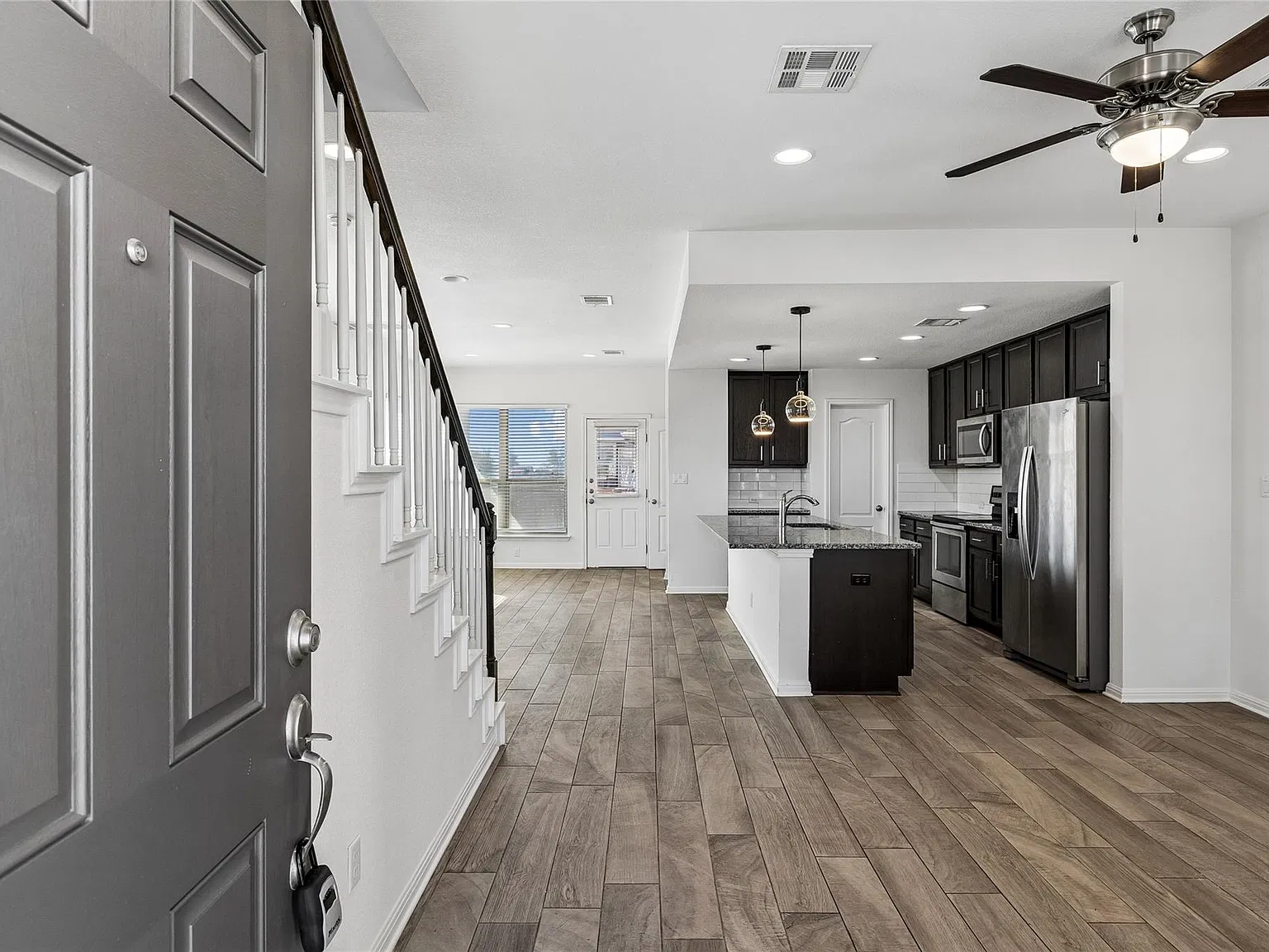 3 bed, 2.5 bath, 1587 sqft, $2,069 — Photo 3