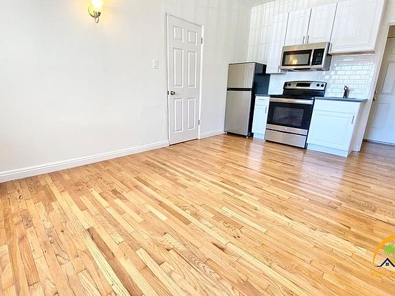 3rd image of 654 1/2 S Dunsmuir Ave #203