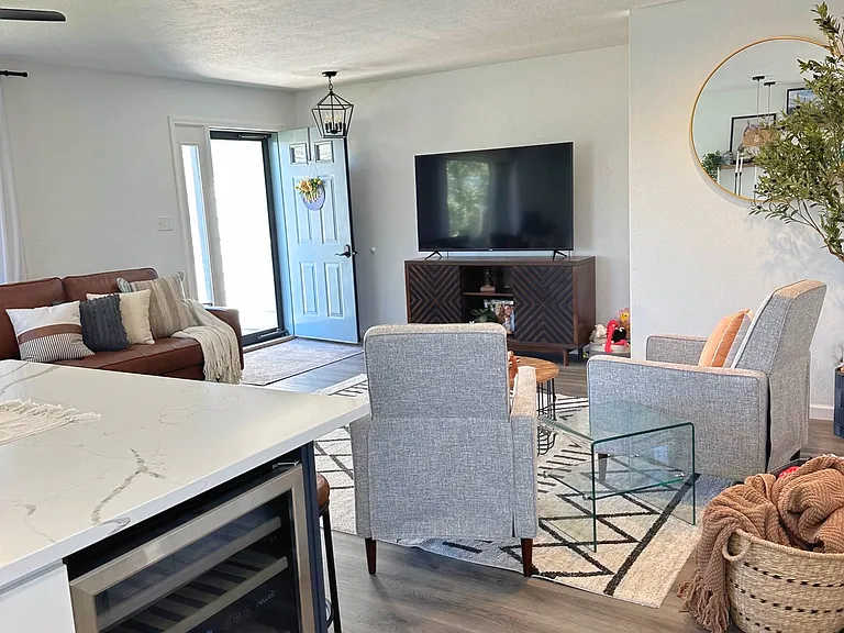 2209 Crestview Dr — Photo 21