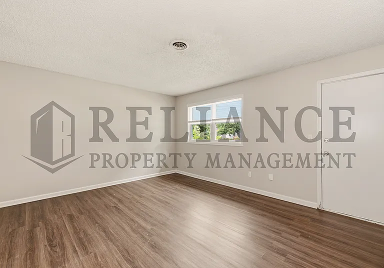 903 E Osie St — Photo 8