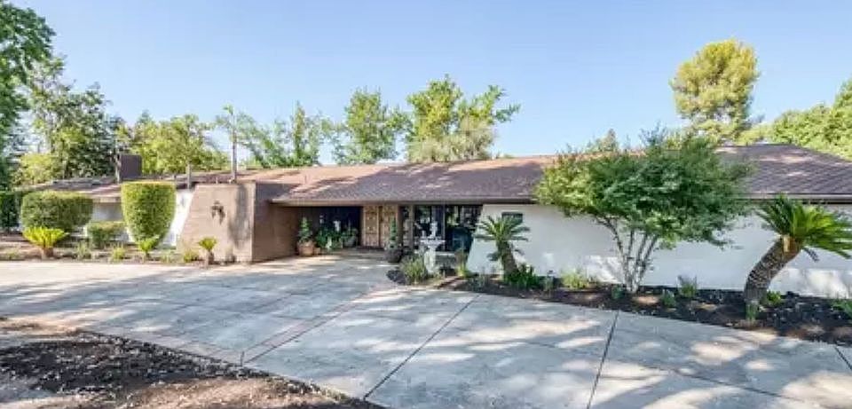 5072 N Vanness Blvd 