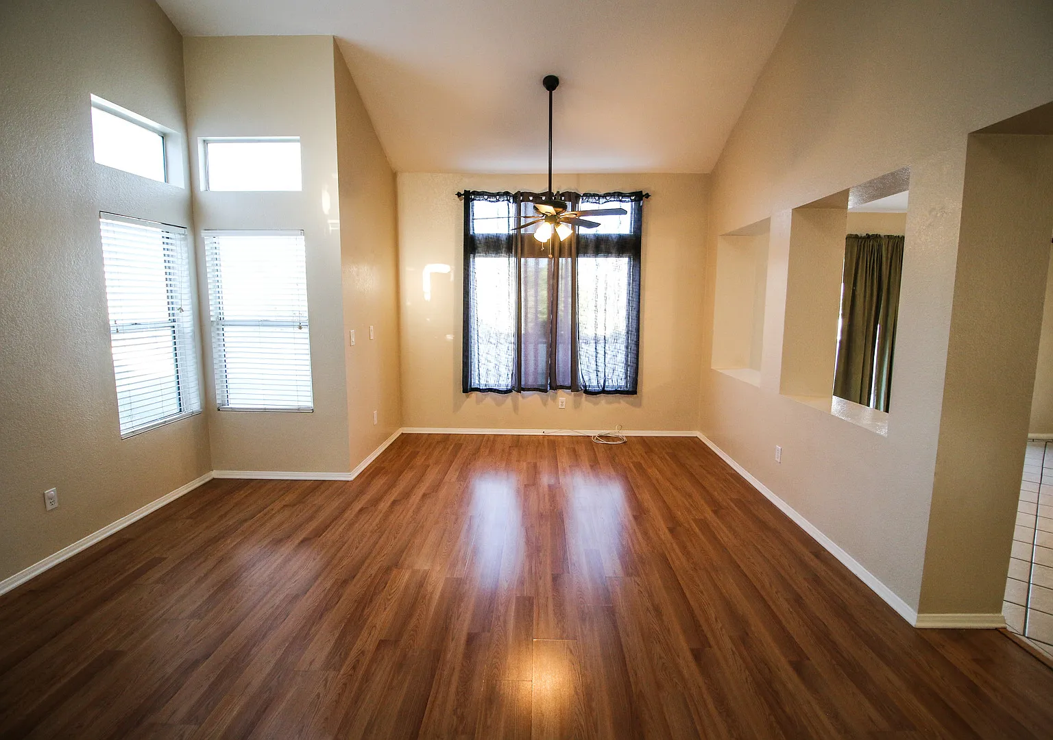 Welcome home to this gorgeous 3-bedroom, 2.5-bath home located in the highly desirable Riverwalk ... — Photo 4