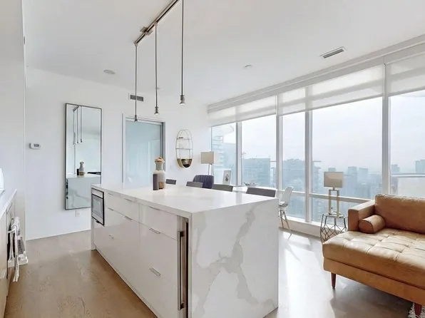 1 Bloor St E #4406, Toronto, ON M4W 0A8