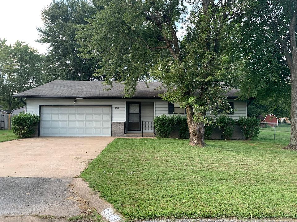 Large front yard with 2 car garage