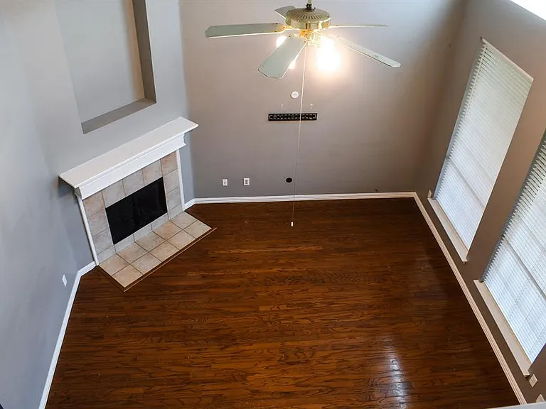 409 Royal Crest Dr — Photo 9