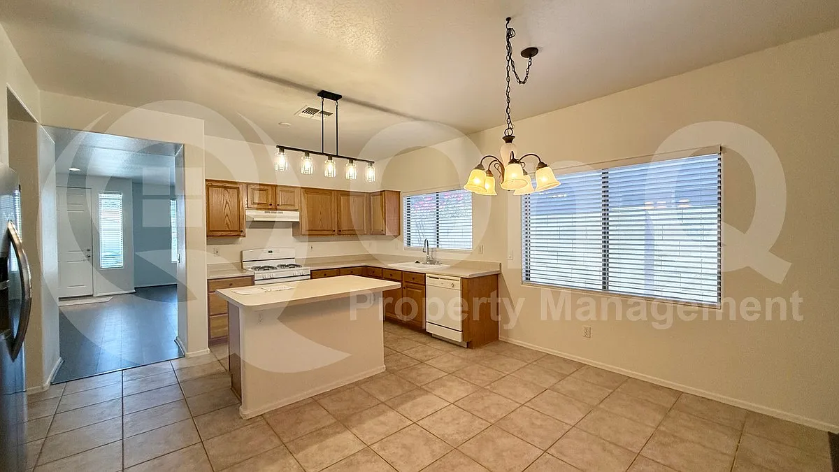 3 bed, 2.0 bath, 2011 sqft, $2,099 — Photo 4