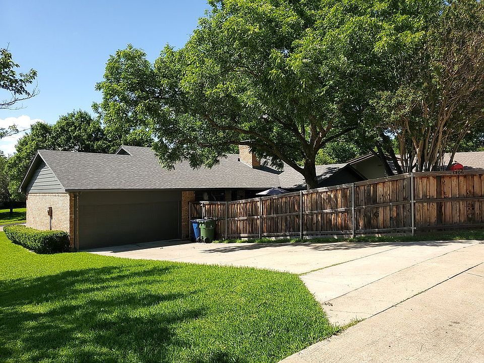 2nd image of 1406 Briar Hollow Ln