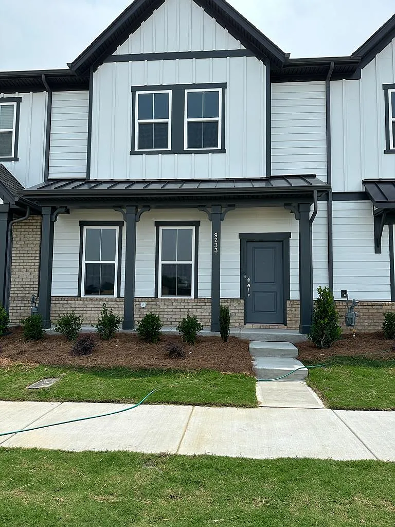 3 bed, 2.5 bath, 2004 sqft, $2,500 — Photo 1