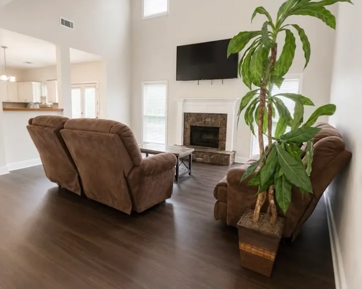 1361 Yorkshire Dr — Photo 2