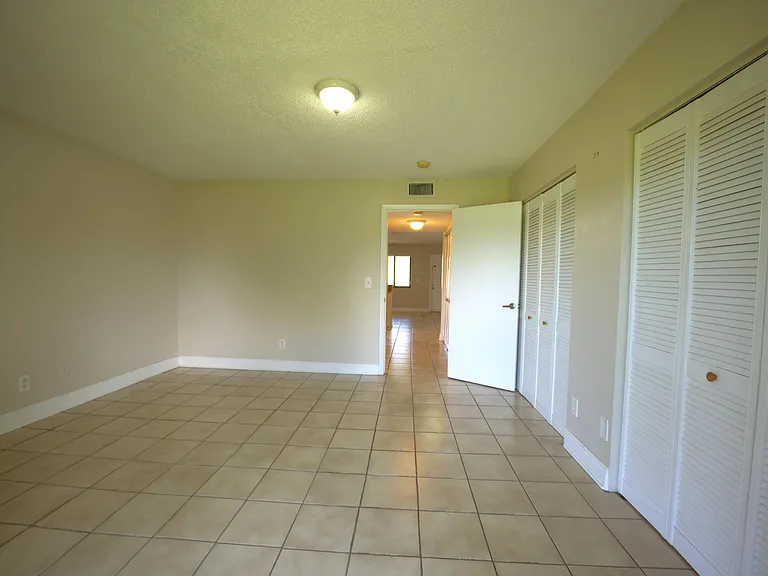 1523 Meadows Cir W — Photo 9