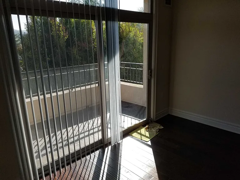 Riverside Dr — Photo 40