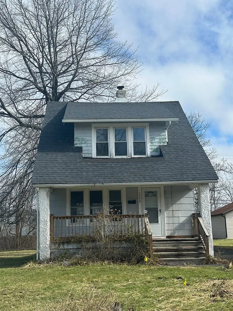 1549 E 196th St photo 1