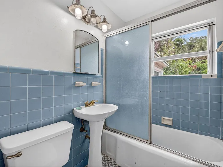841 SW 18th Ct — Photo 33