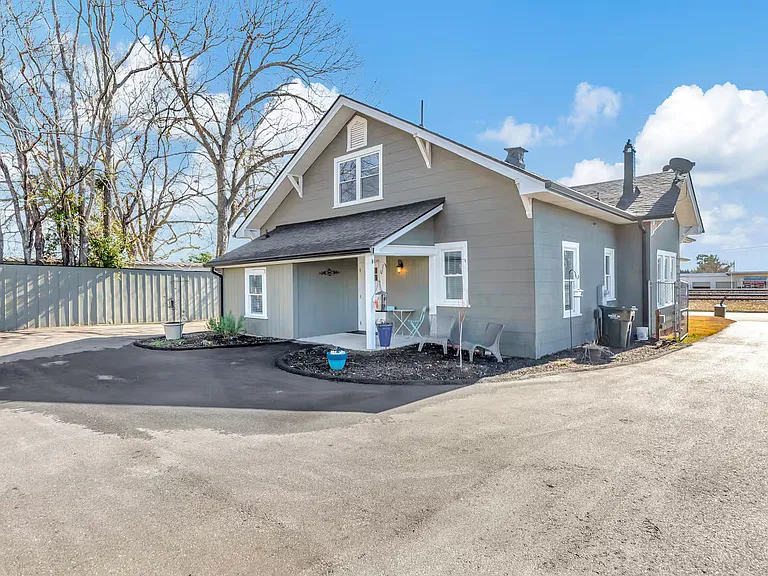 211 NE Main St — Photo 33