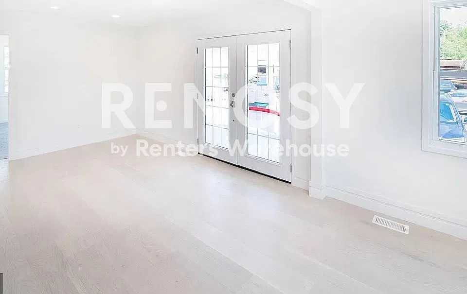 Available November 15- Updated 3 Br 2 Bath - Fenced Yard - Off Street Parking — Photo 4