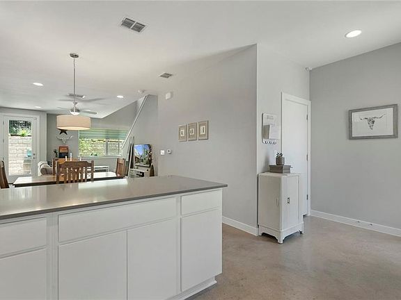 5th image of 705 N Bluff Dr Unit 7