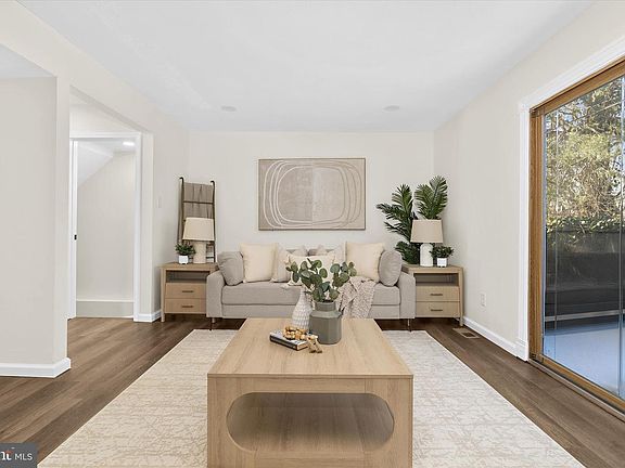 3rd image of 196 Key Pkwy