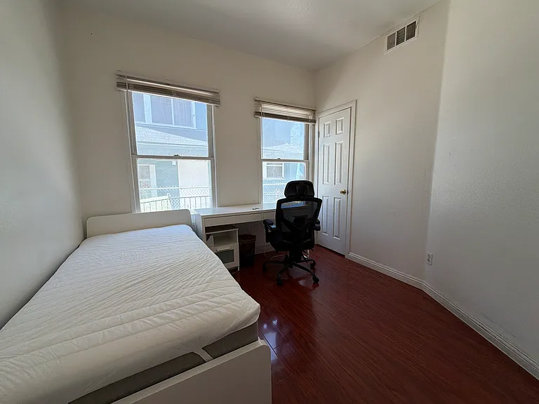 2708 Raymond Ave — Photo 6