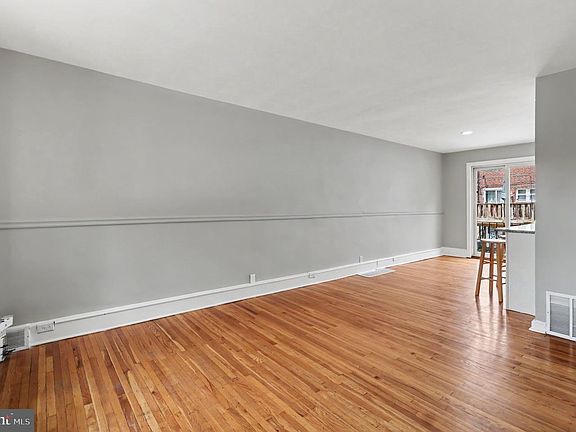 4th image of 3603 Winona St