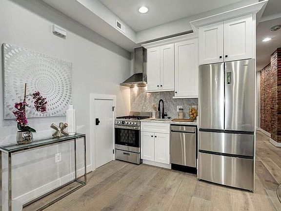 4th image of 329 K St NE #1