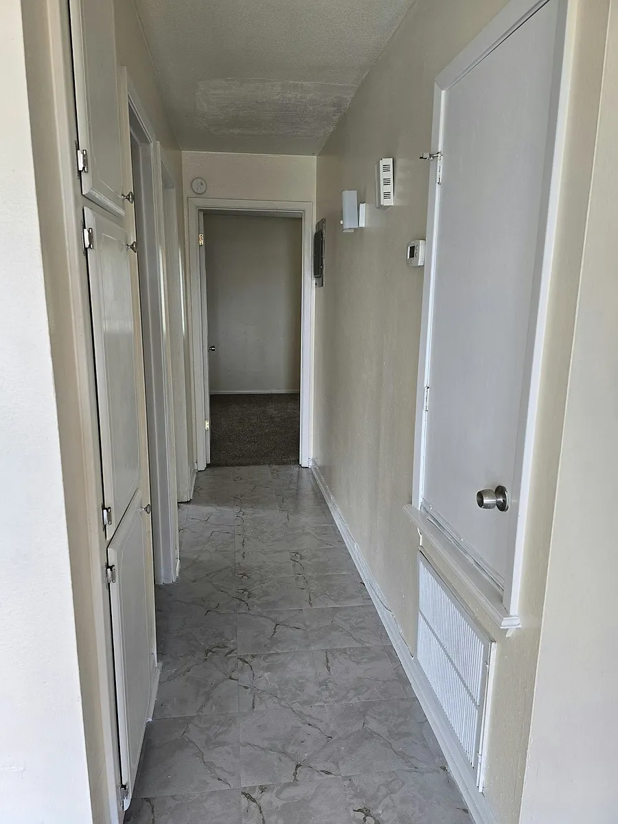 Building Photo - 201 Regency Ave #C