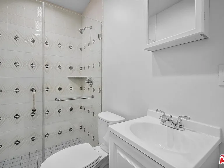 207 S Reeves Dr — Photo 16