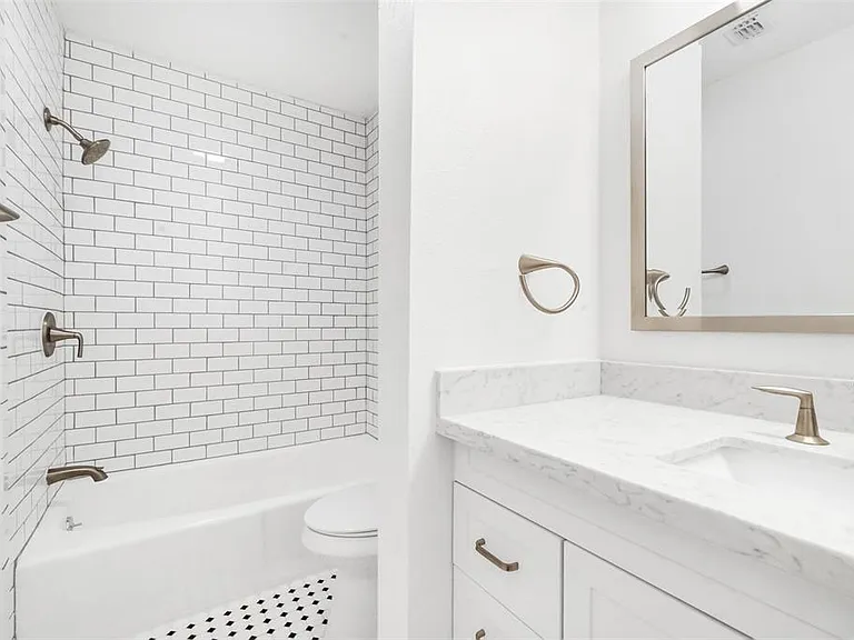 2610 Whitney St #2612 — Photo 8