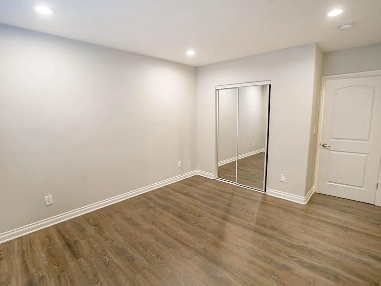 1118 1/2 W 39th Pl — Photo 9