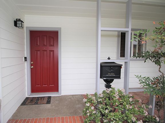 3rd image of 925 Evergreen Ave