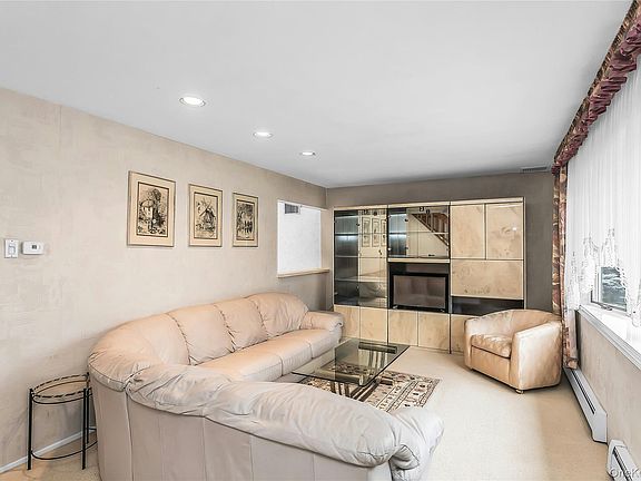 3rd image of 472 Chelsea Avenue
