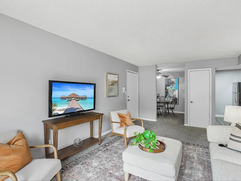 University Villa Apartments — Photo 6