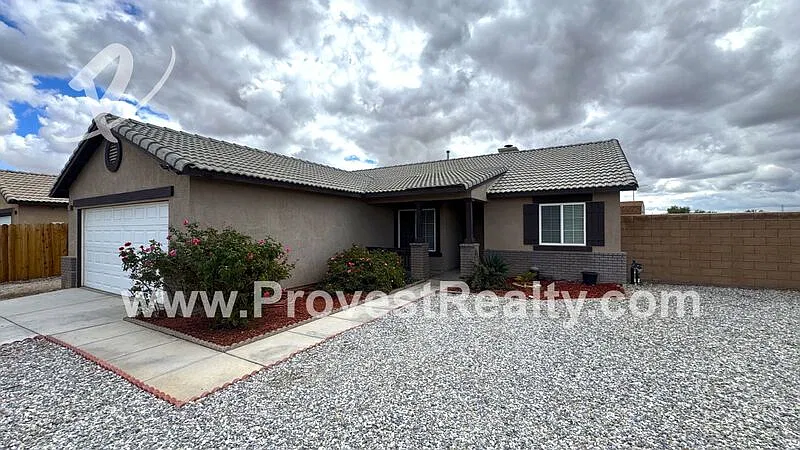 4 bed, 2.0 bath, 1564 sqft, $2,100 — Photo 1