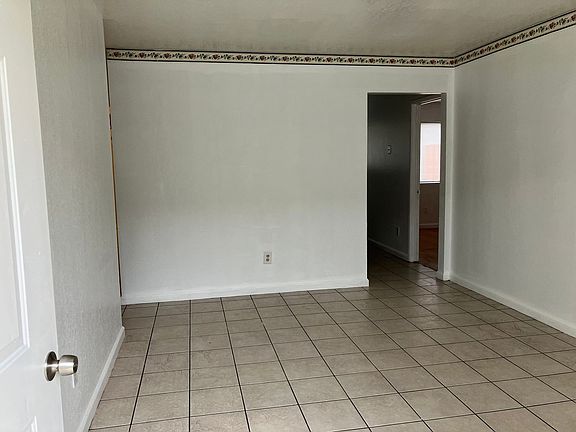3rd image of 926 W 13th St