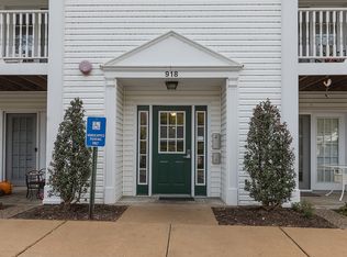918 Hanna Place Ct APT E, Manchester, MO 63021