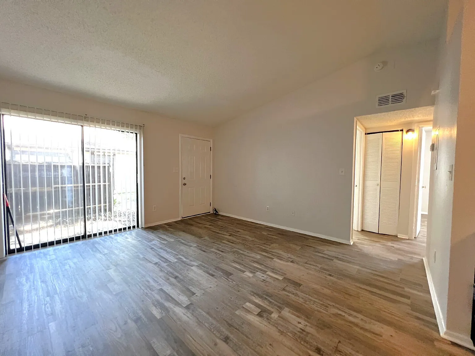 2 bed, 1.0 bath, 755 sqft, $1,050 — Photo 2