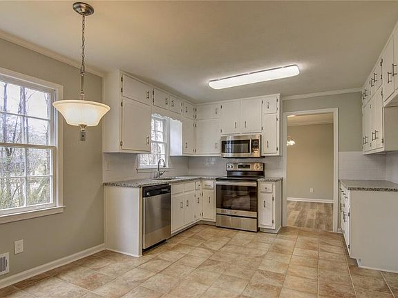 3rd image of 791 Sweet Briar Trl SE