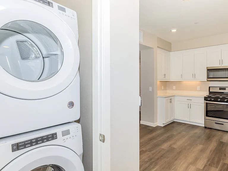 Los Alamitos Luxury Apartments — Photo 32