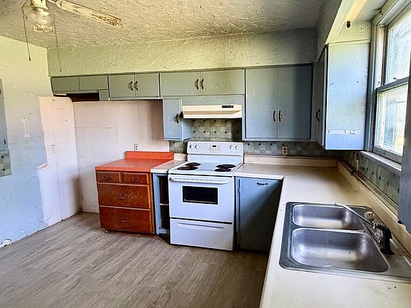 5th image of 708 N School St