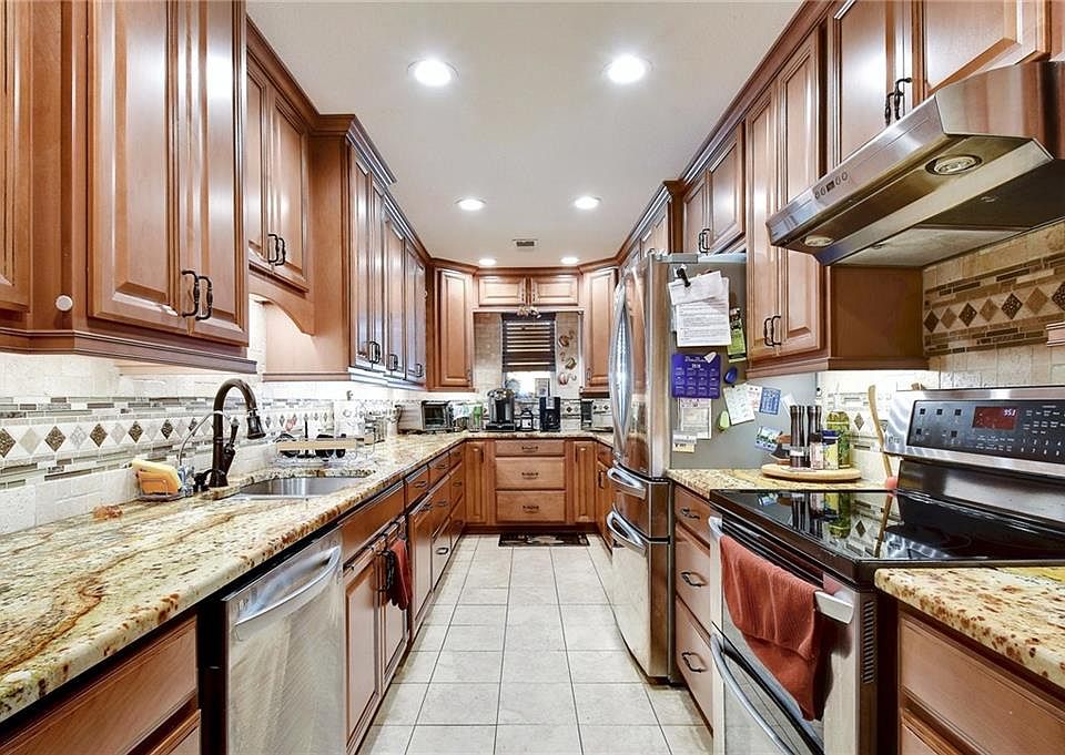 1st image of 11219 Applewood Dr