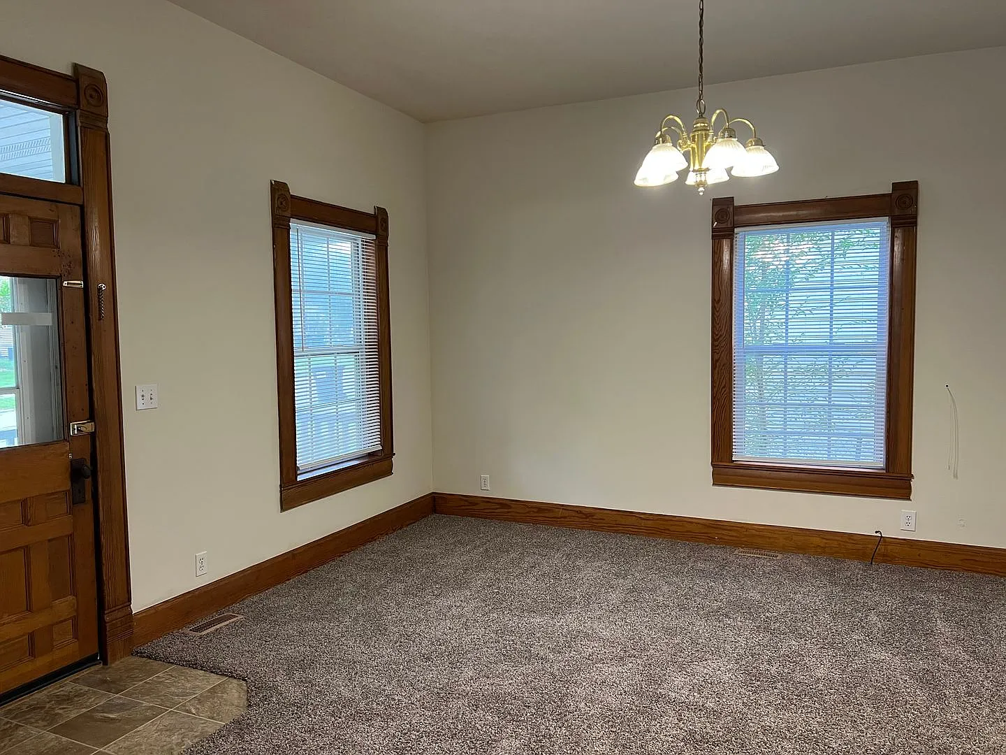 North Springfield 3 Bed / 1 Bath Available! — Photo 2