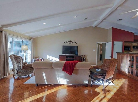 5th image of 372 Oak Hills Dr