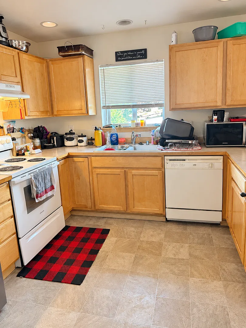 Spacious 4-Bedroom Home in Mill Creek/Bothell — Photo 3