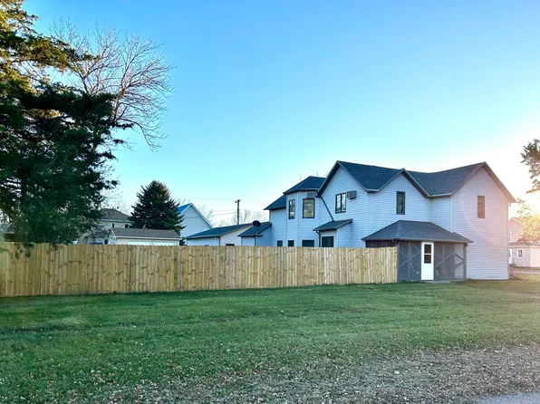 221 W 1st St, Kimball, SD 57355