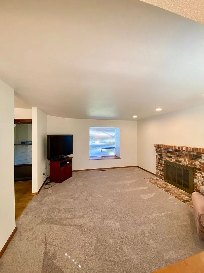 Move-In Ready 2BR/2BA Condo for Rent in the Heart of Fircrest! — Photo 2