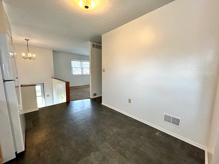 4 Lilac Ct - Dining
