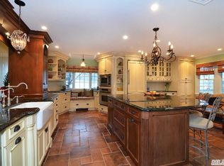 120 Ivy Ln, Lido Beach, NY 11561