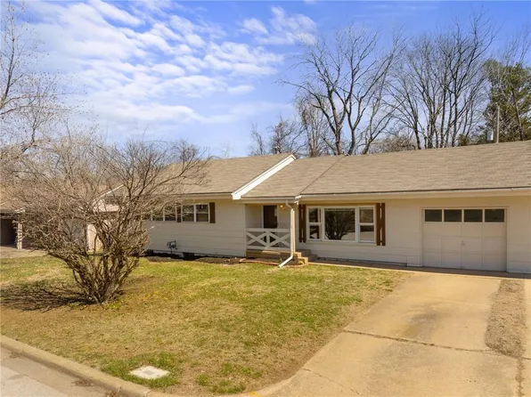 715 Cimmarron Trl, Belton, MO 64012